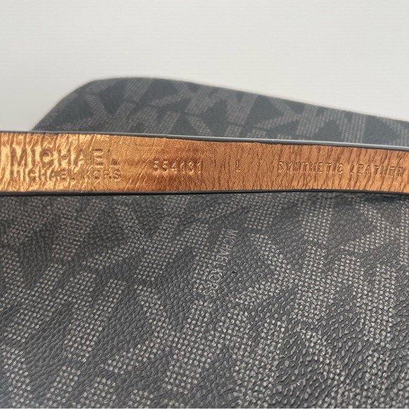 Michael Kors Signature Pull Chain
Belt Bag - Picture 6 of 6